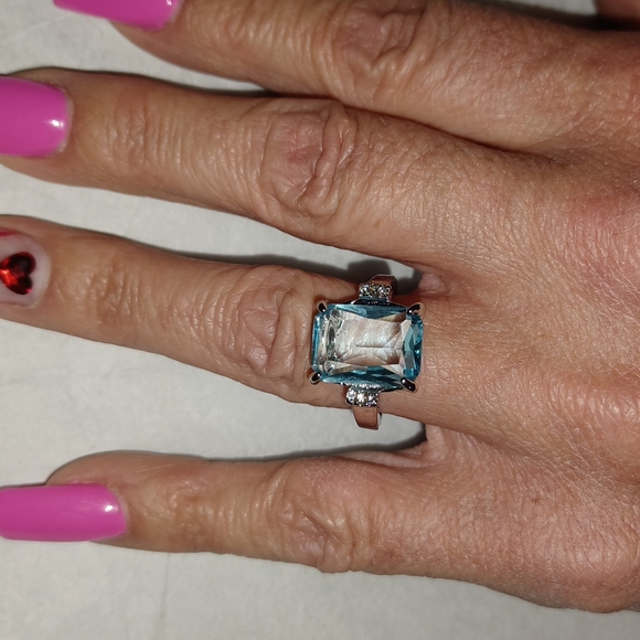 PRETTY BLUE TOPAZ RING Various Sizes - Picture 7 of 9